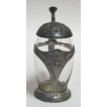 Jugendstil - Glaskrug mit ZinnmontierungZinnmontierter Glaskrug um 1900, an der Deckelmontierung