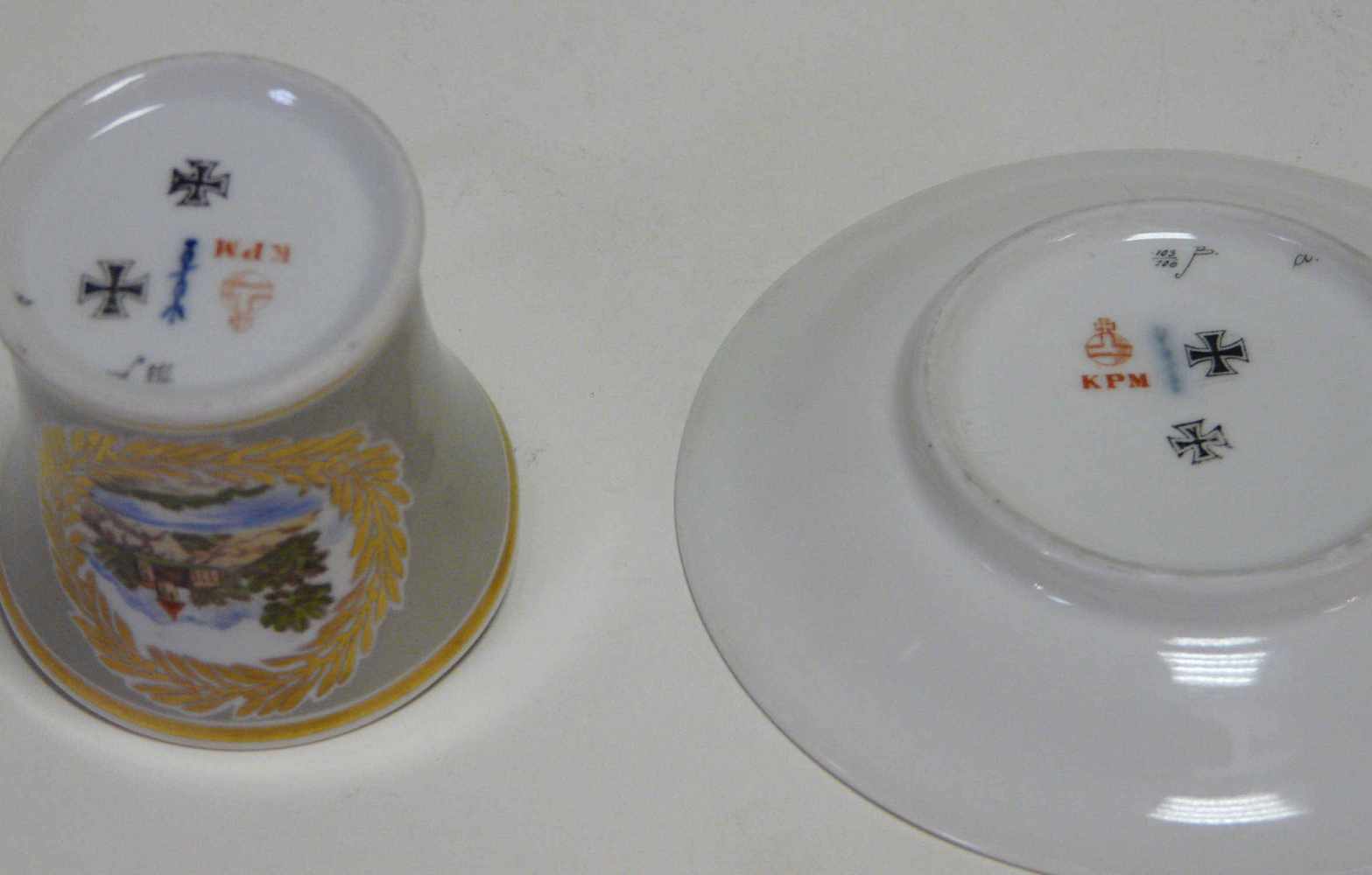 Tasse mit Untertasse KPM BerlinKPM Berlin, erste Wahl, 1914-1919. Am Boden von Tasse und - Image 3 of 3