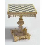 Seltener Miniatur - Schach - Tisch Indischer, in Elfenbein gearbeiteter Miniatur-Schachtisch,