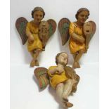 Drei Wand - Engel Indien Indien, um 1900. Drei geschnitzte und farbig gefasste Engelsfiguren mit