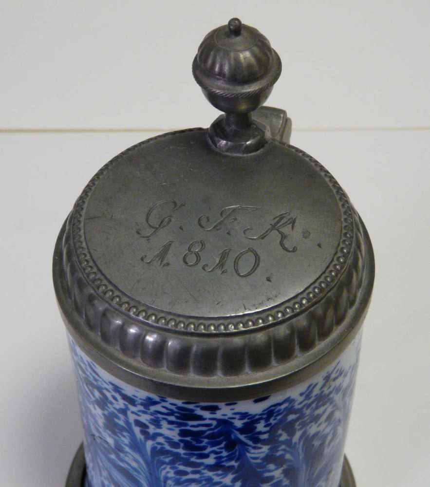 Blau marmorierter Milchglas - Krug Milchglas - Walzenkrug mit Zinndeckel - Montierung, um 1800, - Image 3 of 6