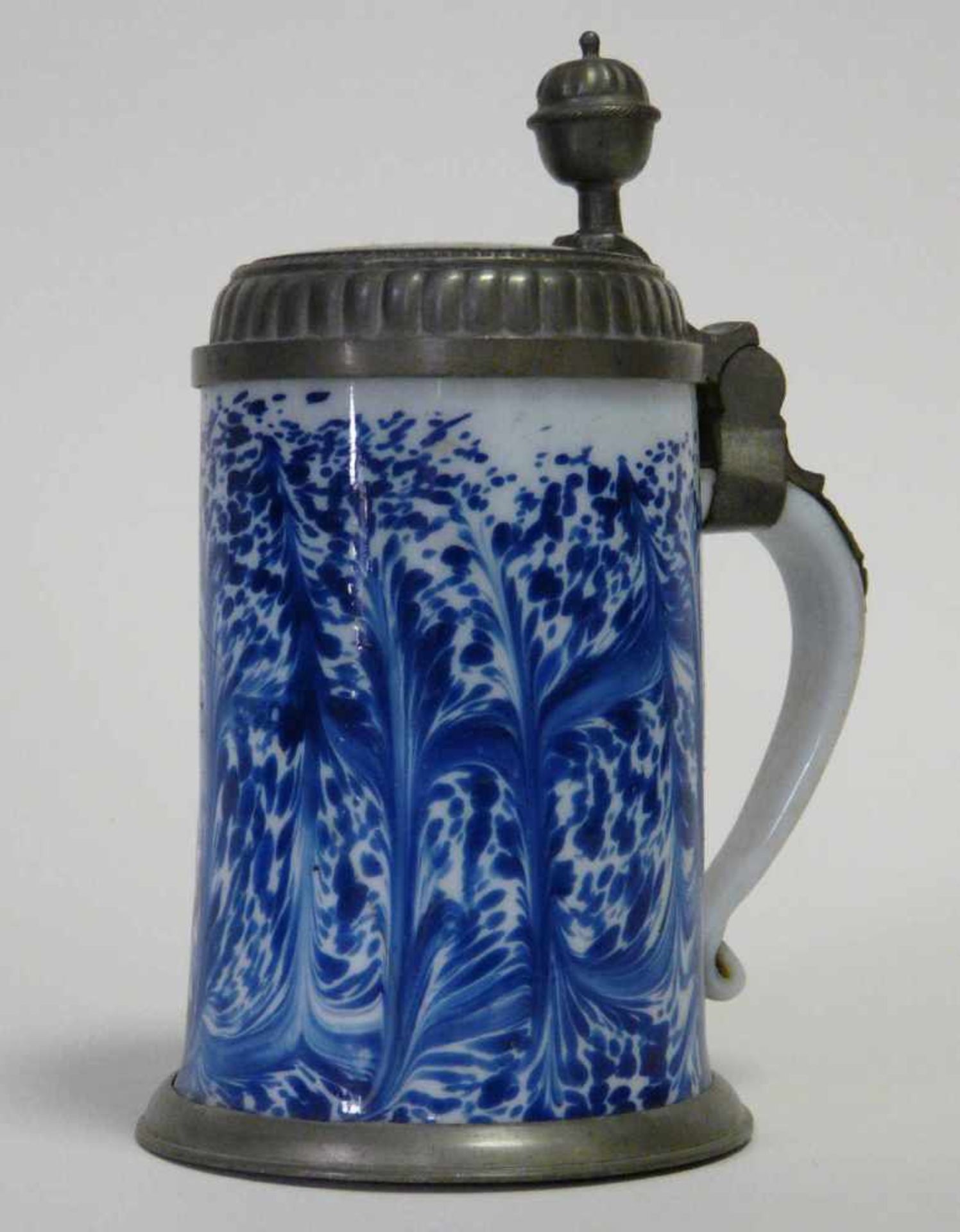 Blau marmorierter Milchglas - Krug Milchglas - Walzenkrug mit Zinndeckel - Montierung, um 1800,