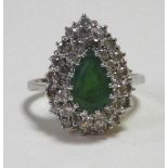 Brilliant - Smaragd - Ring750er Weißgoldschiene, tropfenförmige Schauseite, mittig ein