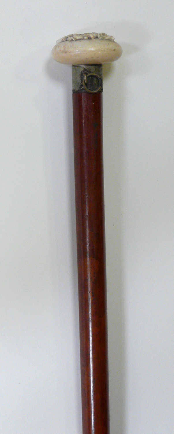 Edler Spazierstock mit Wappen18./19. Jahrhundert, Malacca - Rohr. Der geflachte Knauf wohl - Image 2 of 3