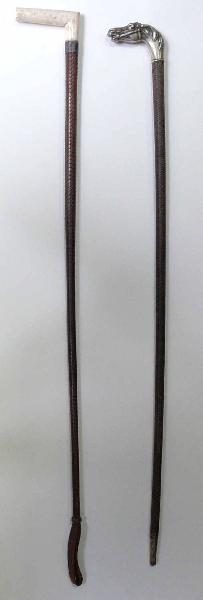 Gerte und Gehstock mit Pferde - Griff1. Um 1900. Reit-Gerte, gerader Hakengriff aus Elfenbein,
