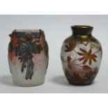 Zwei Glas - Vasen1. Vase um 1900. Corpus auf rundem Stand mit quadratischer Mündung. Dreiseitig