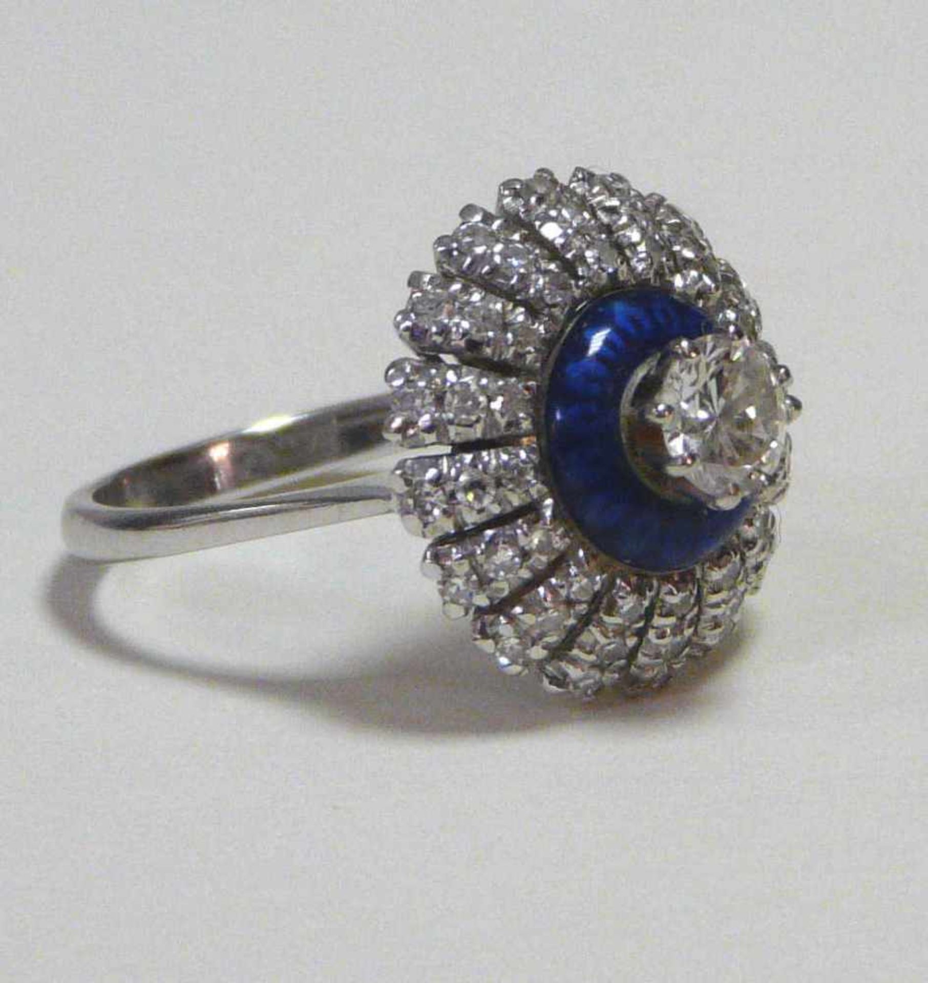 Ring mit Brillanten und blauem Email750er Weißgoldschiene, attraktive Rosetten-Schauseite, mittig - Image 2 of 2