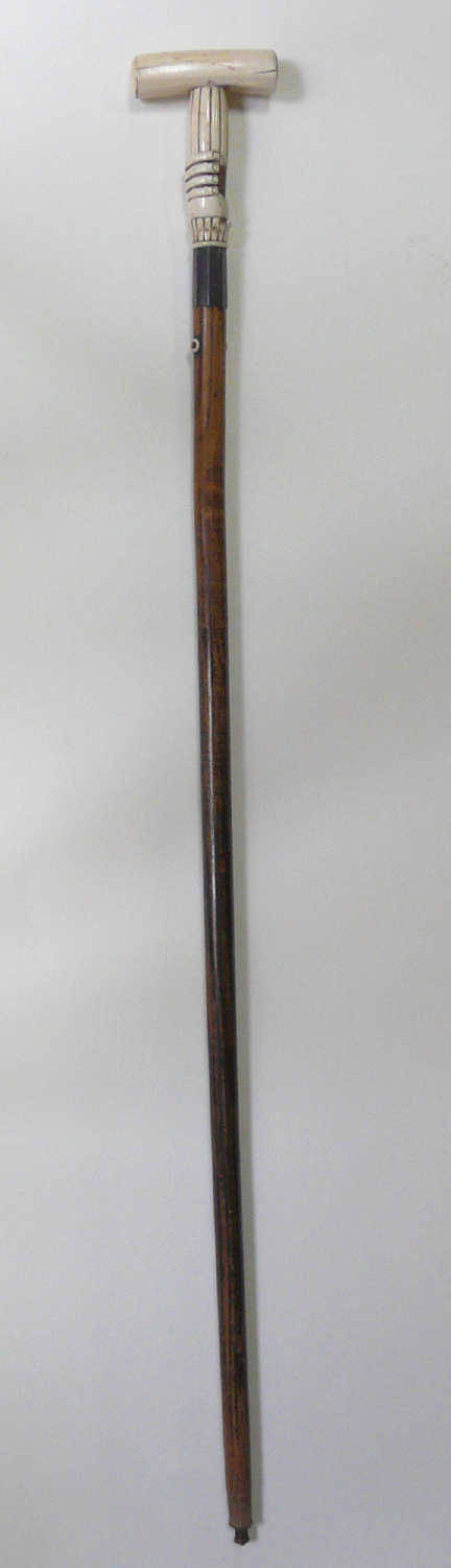 Spazierstock mit Elfenbeingriff19. Jahrhundert. Holz - Schuss, Krücken - Griff und Manschette aus