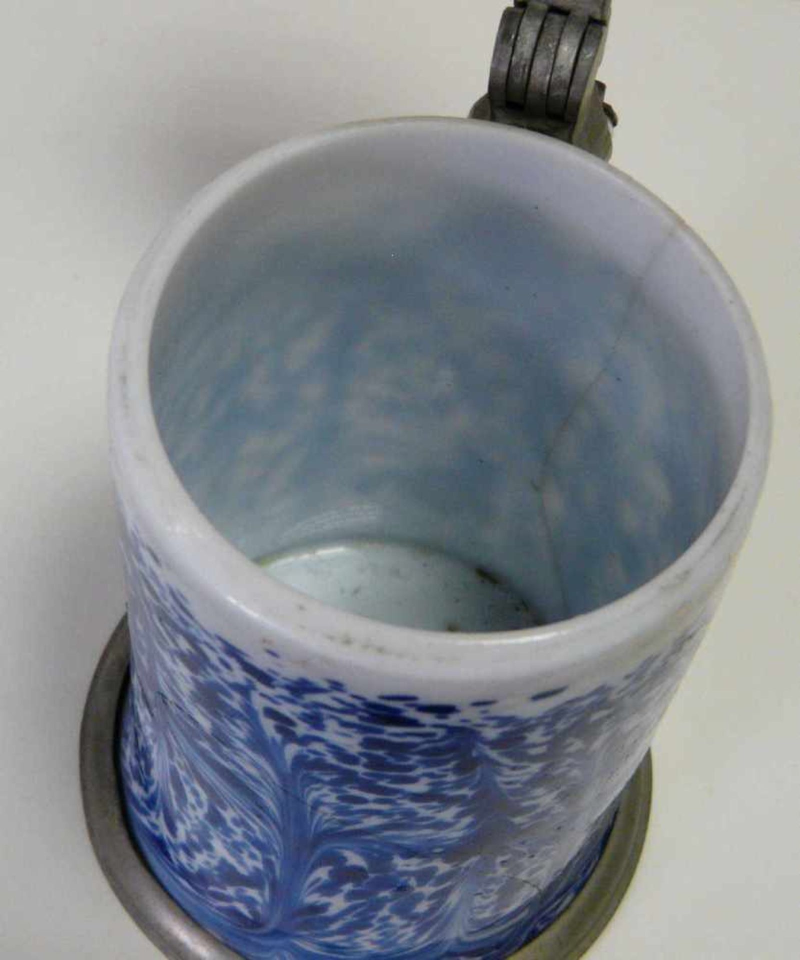 Blau marmorierter Milchglas - Krug Milchglas - Walzenkrug mit Zinndeckel - Montierung, um 1800, - Bild 5 aus 6