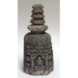 Sandstein - Fragment einer Stupa Stein-Stupa / Chörten Tibet, wohl 16. Jahrhundert. Umlaufend vier