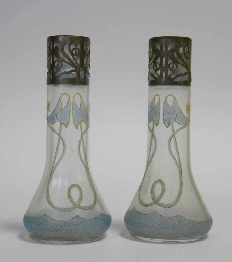 Zwei Jugendstil - Vasen Paar Vasen mit stilisiertem Floral - Dekor in gefrostet wirkender,