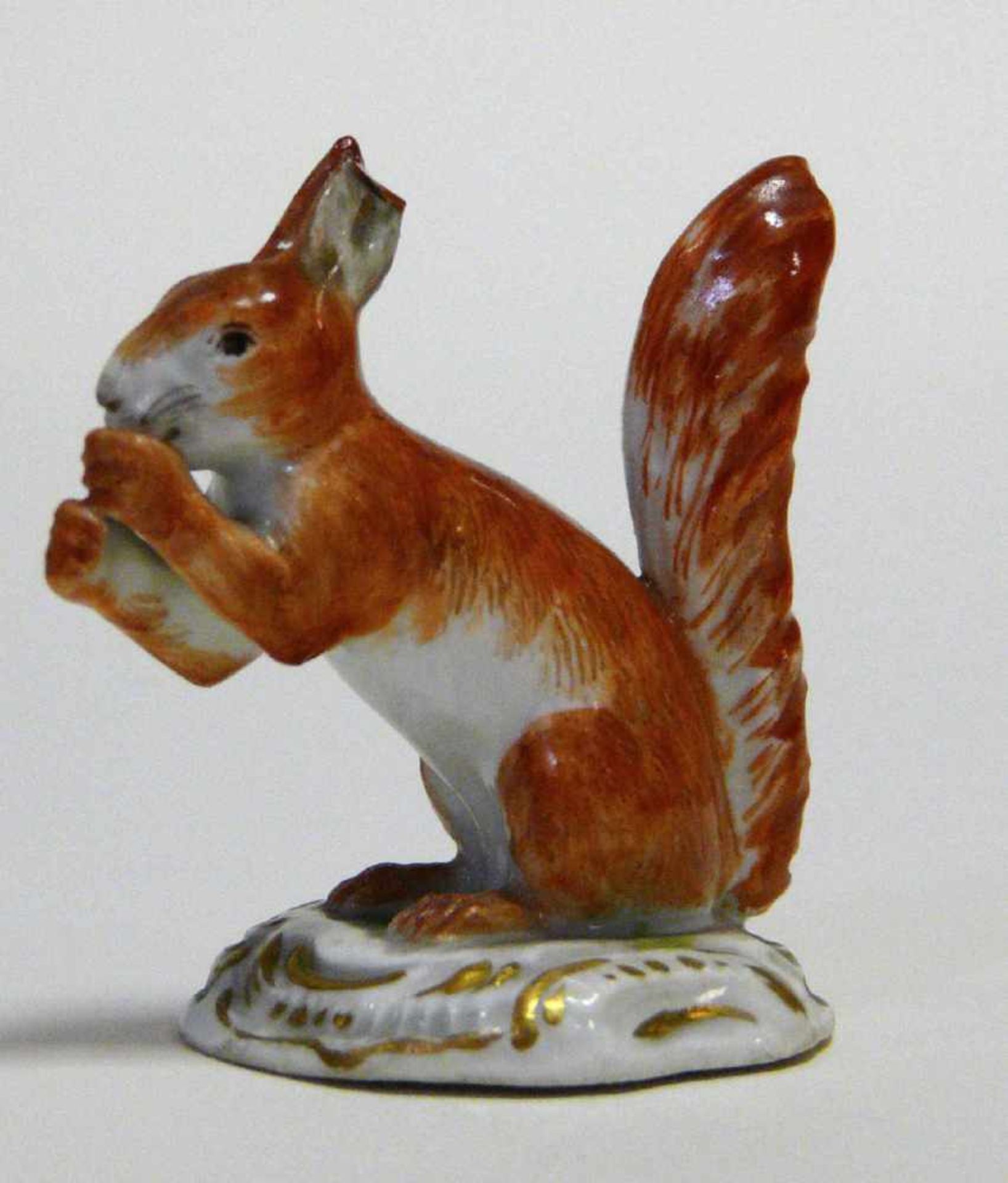 Miniatur - Tierfigur Eichhörnchen MeissenMeissener Tierfigur eines Eichhörnchens, unterglasur