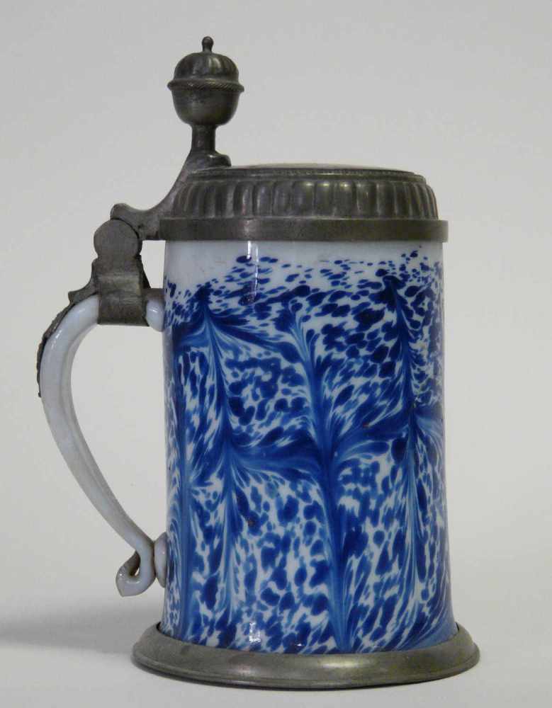 Blau marmorierter Milchglas - Krug Milchglas - Walzenkrug mit Zinndeckel - Montierung, um 1800, - Image 2 of 6