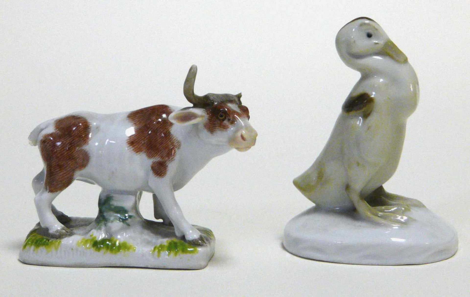 Kuh und junge Ente1. Miniatur - Figur Kuh Meissen, am Boden blaue Schwertermarke Meissen mit