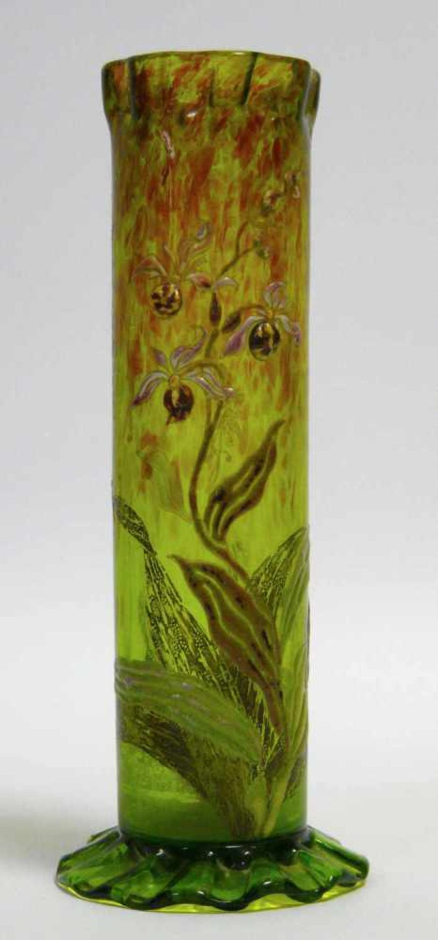 Vase Émile GalléÉmile Gallé, Stangenvase mit Orchideen - Motiv, 1894-1904. Am Boden gravierte