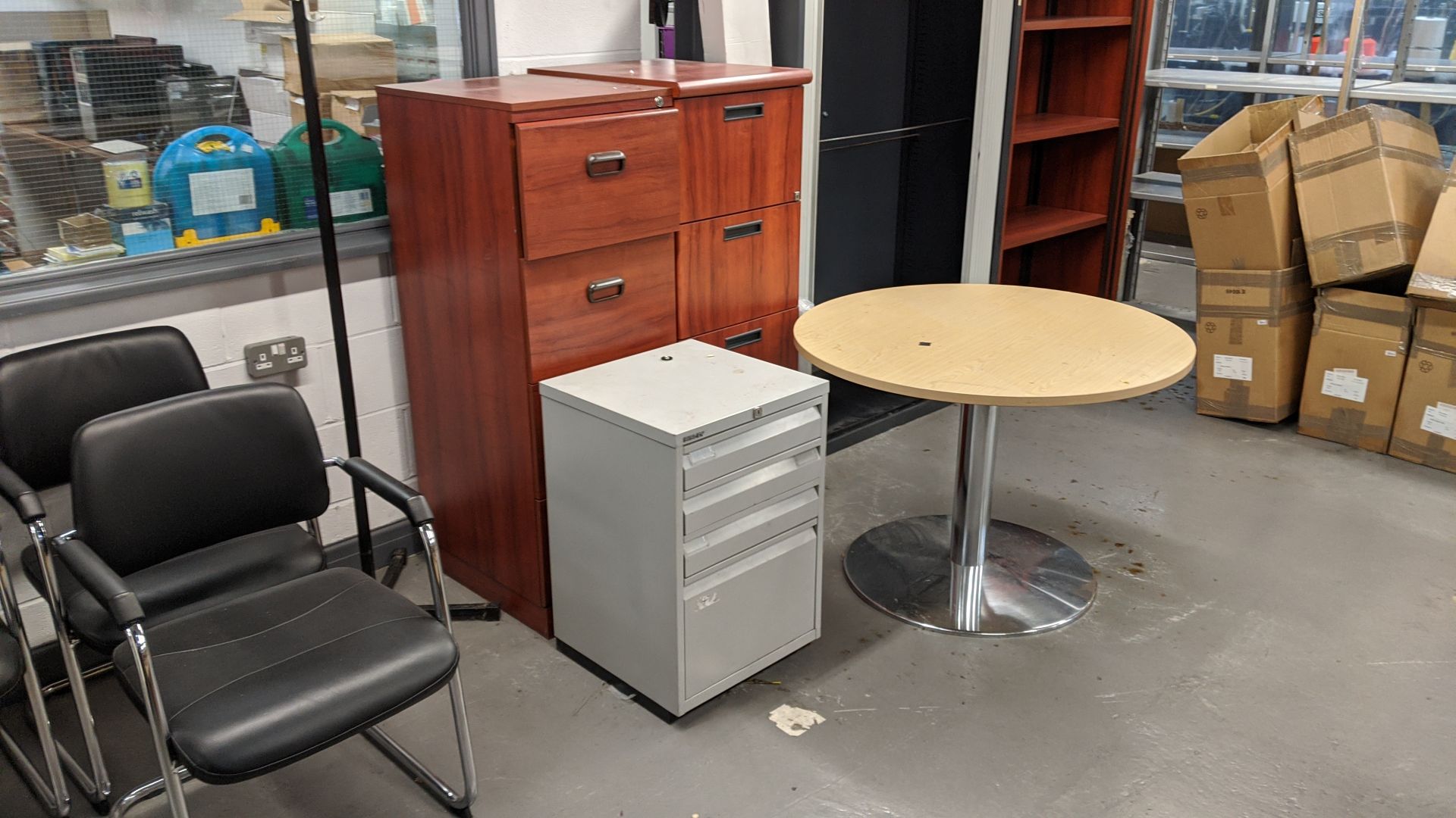 Mixed office furniture lot comprising 1 off 4-drawer metal cabinet, 3 off chairs, 1 off coat - Image 9 of 13
