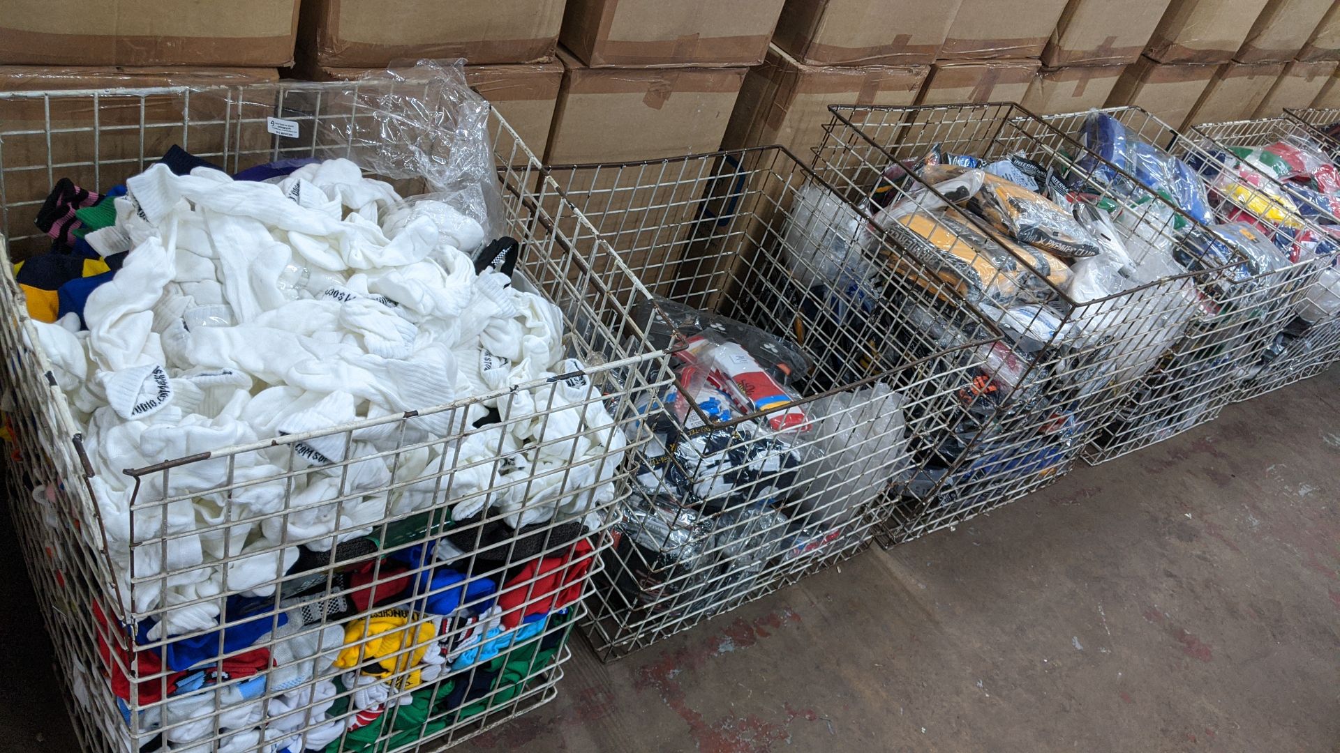 Contents of 4 large cages of assorted socks NB. Cages excluded Please note lots 501 onwards are - Image 11 of 11