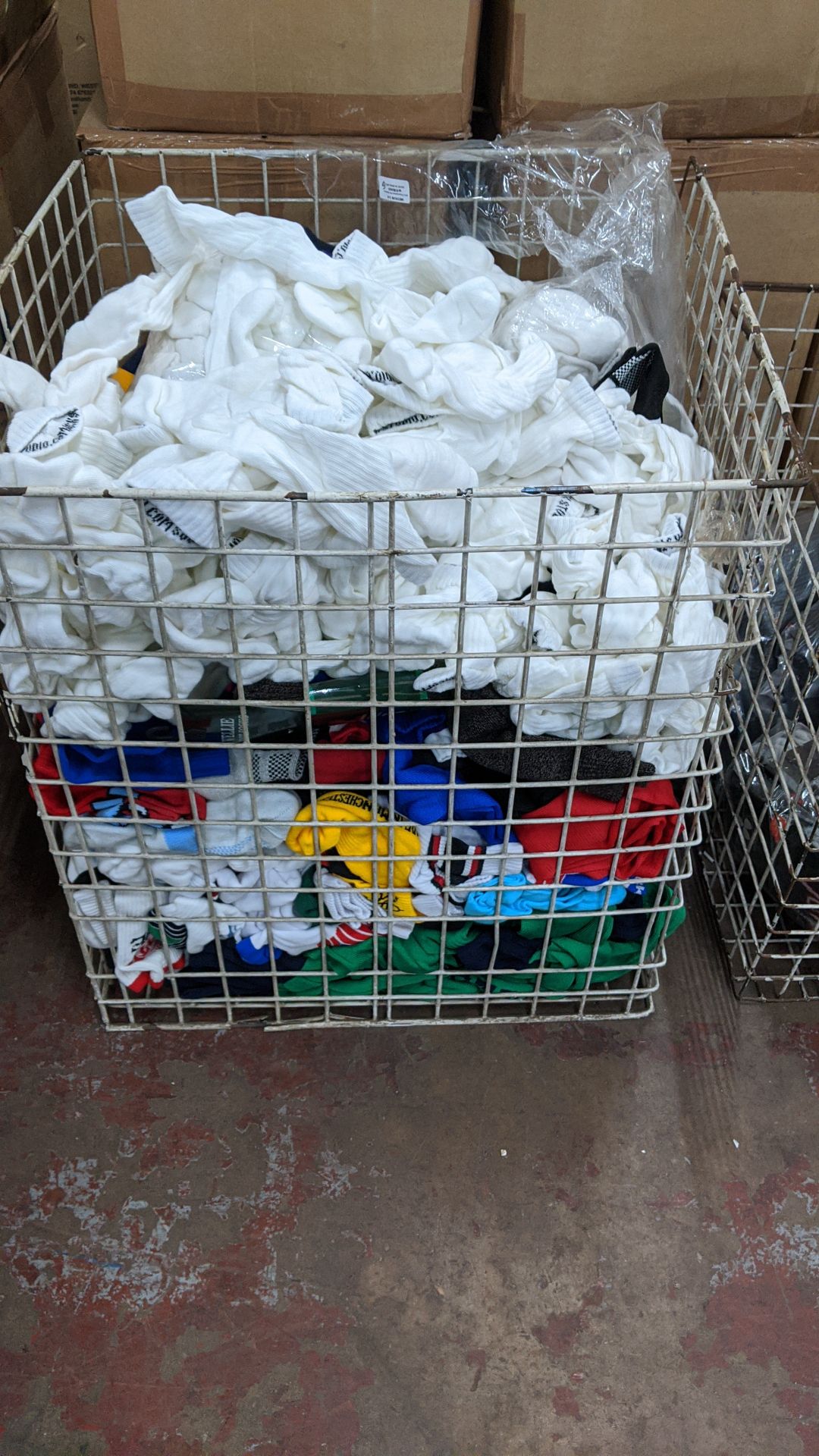 Contents of 4 large cages of assorted socks NB. Cages excluded Please note lots 501 onwards are - Image 9 of 11
