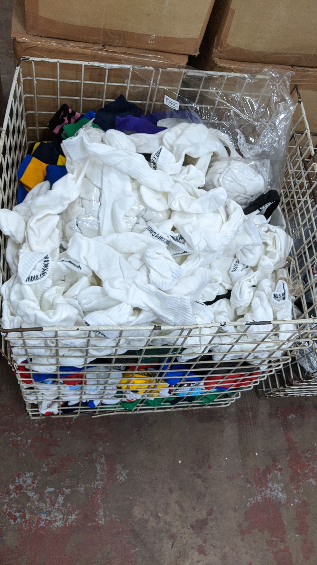 Contents of 4 large cages of assorted socks NB. Cages excluded Please note lots 501 onwards are - Image 10 of 11