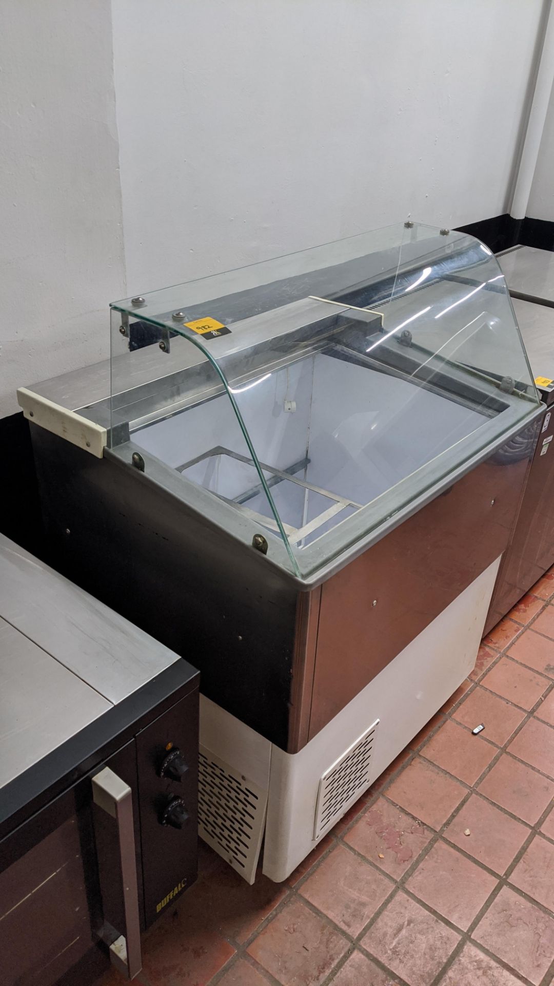 Ice cream retail serving counter - model 00129. IMPORTANT: Please remember goods successfully bid - Image 3 of 6