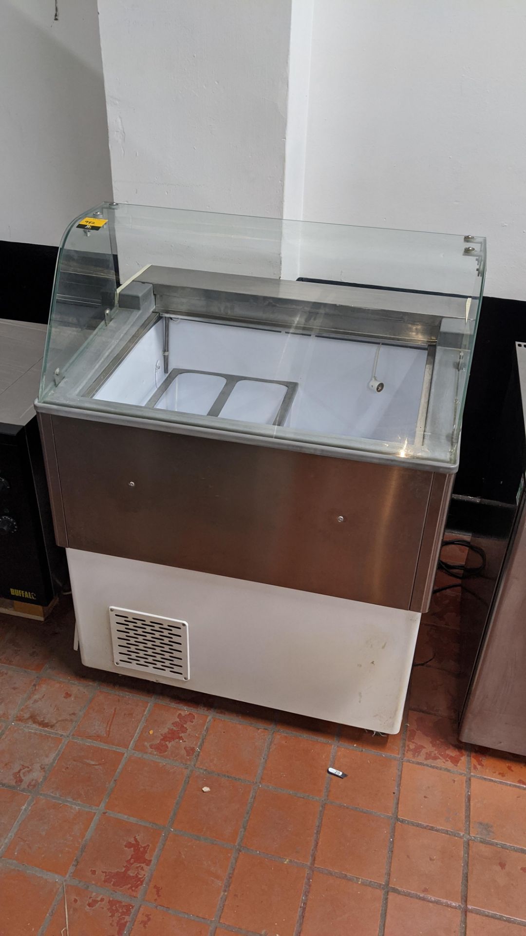 Ice cream retail serving counter - model 00129. IMPORTANT: Please remember goods successfully bid - Image 2 of 6