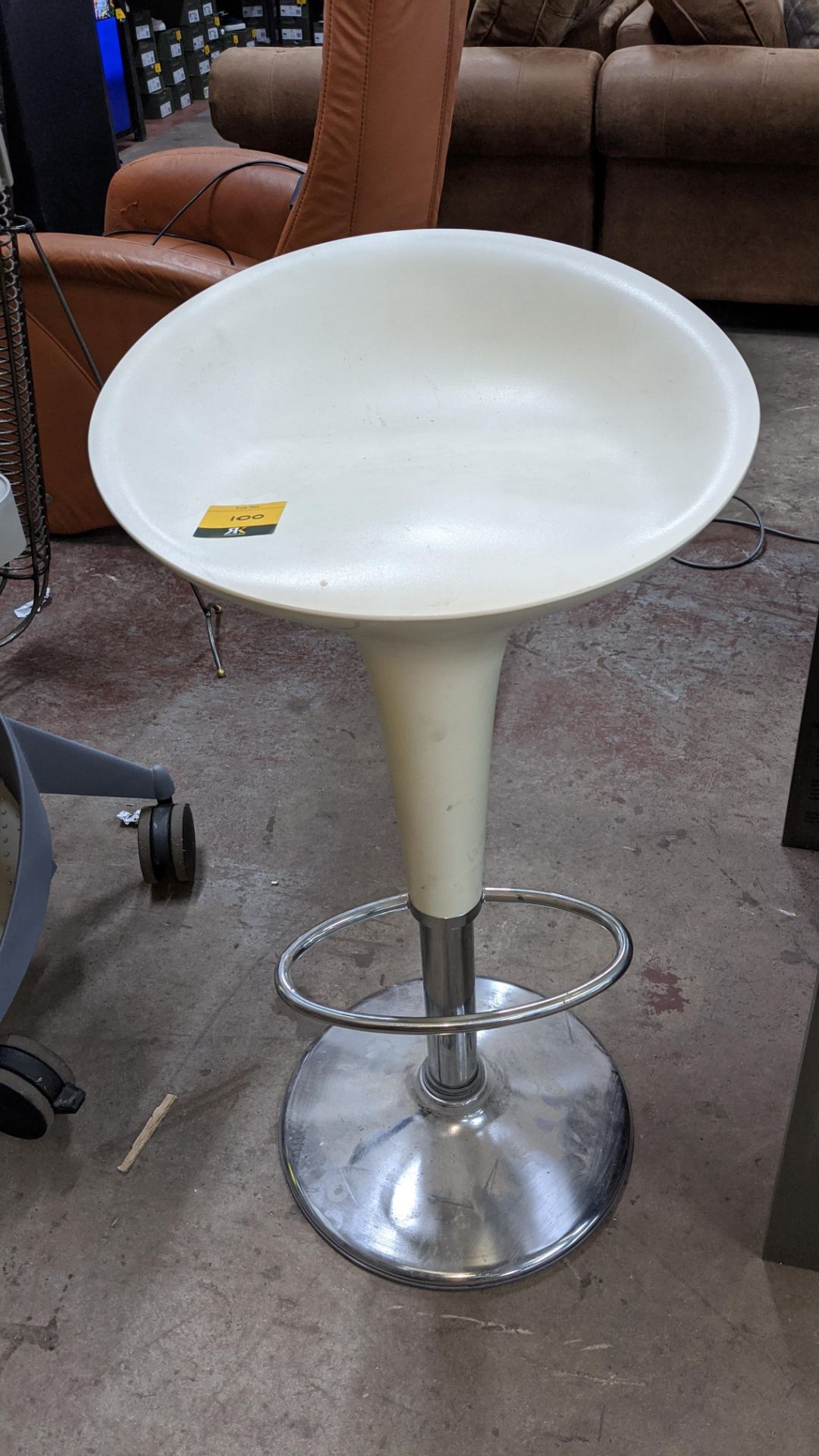 Modern bar stool in cream & chrome. IMPORTANT: Please remember goods successfully bid upon must be - Image 2 of 4