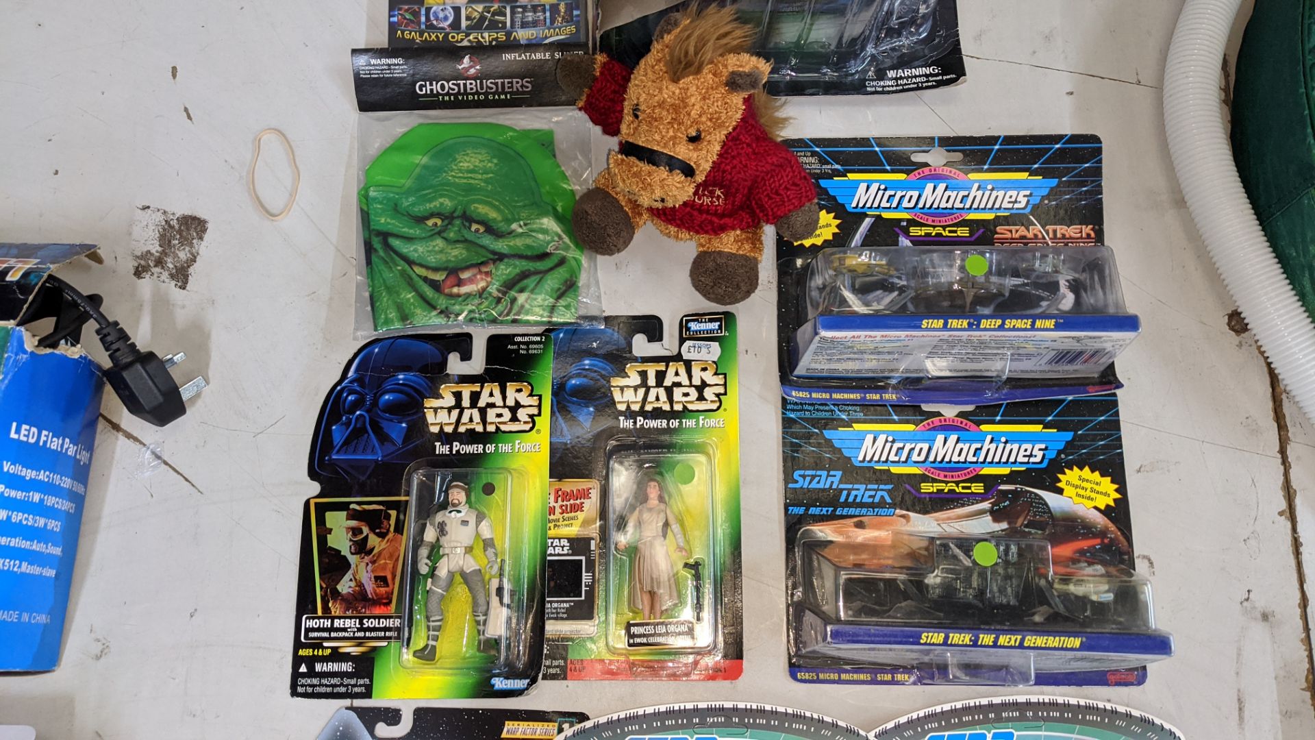 Mixed toy lot comprising Star Trek & Star Wars figures plus micro machines, soft toys & more. This - Bild 4 aus 5