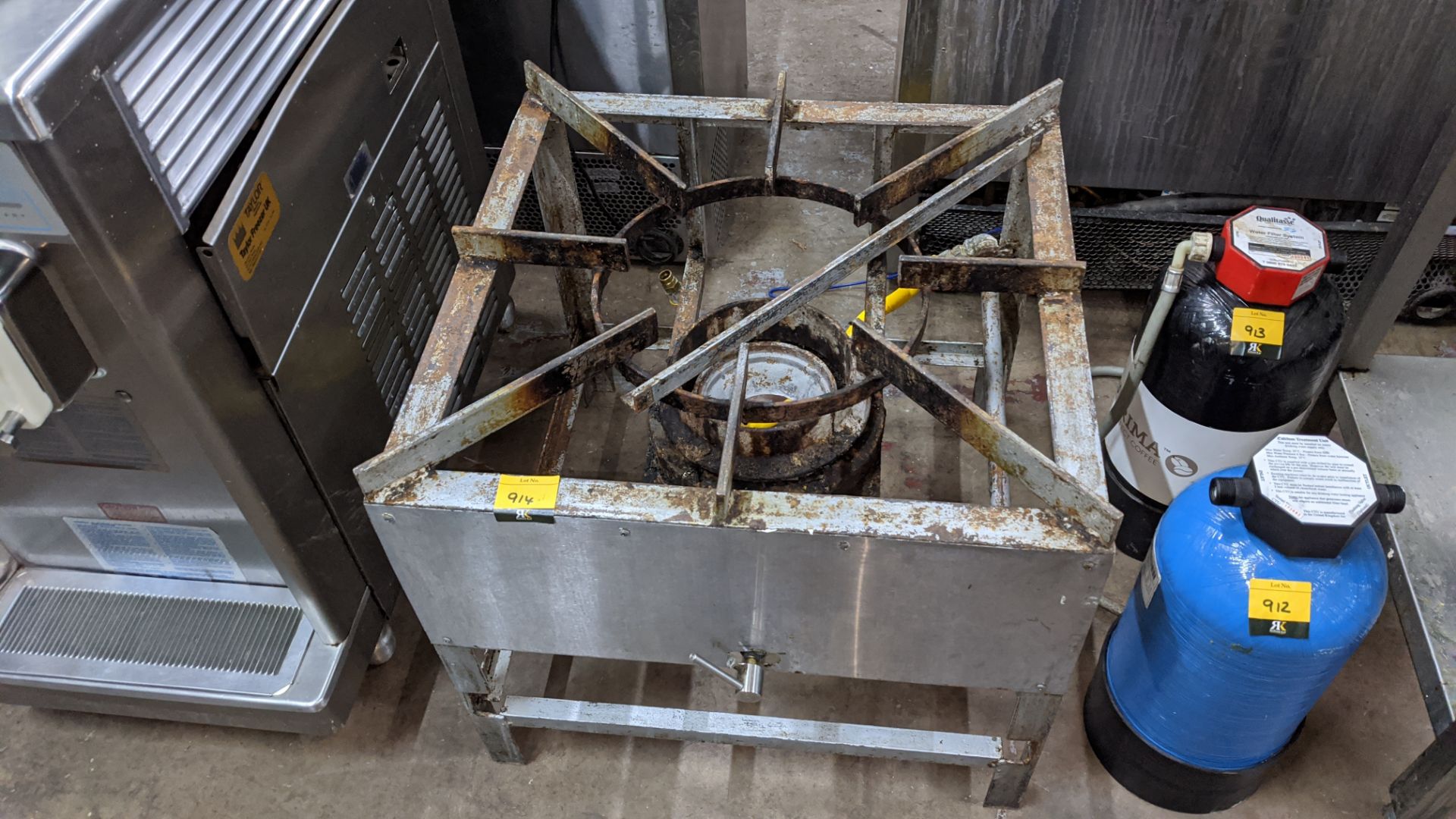 Large single gas burner. IMPORTANT: Please remember goods successfully bid upon must be paid for and