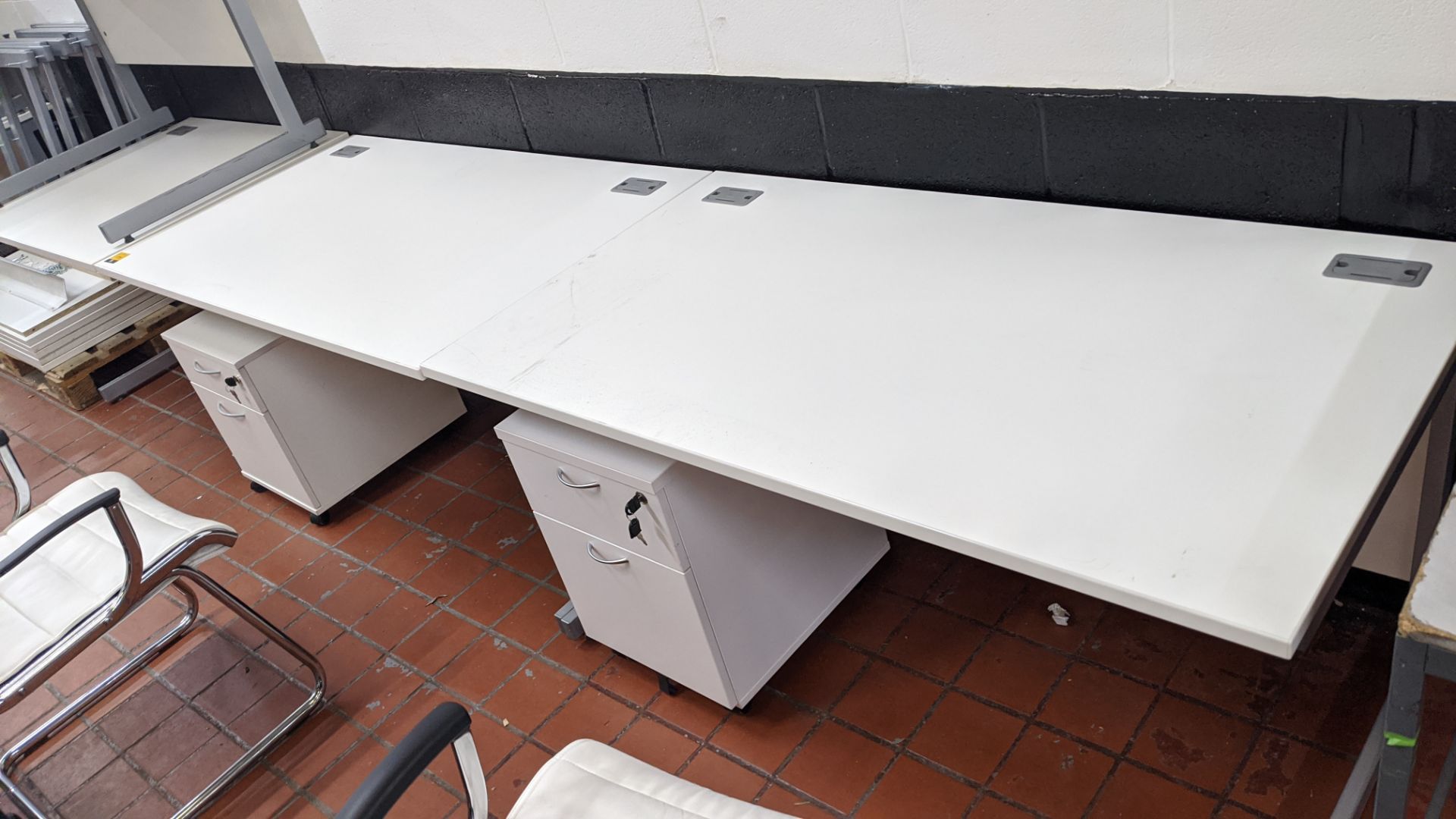 2 off white desks on silver grey metal frames, each desk being 1400mm wide & 800mm deep. Cable - Bild 2 aus 4