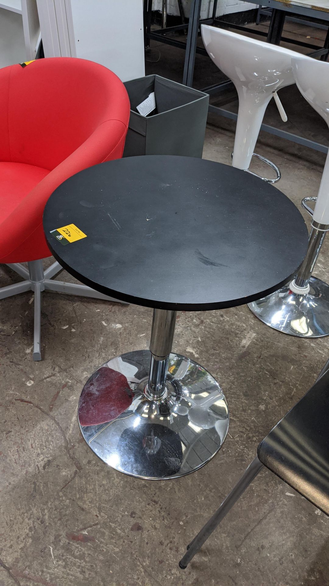 Small black round table on chrome single pedestal base, diameter of top circa 530mm. This is one - Bild 2 aus 4