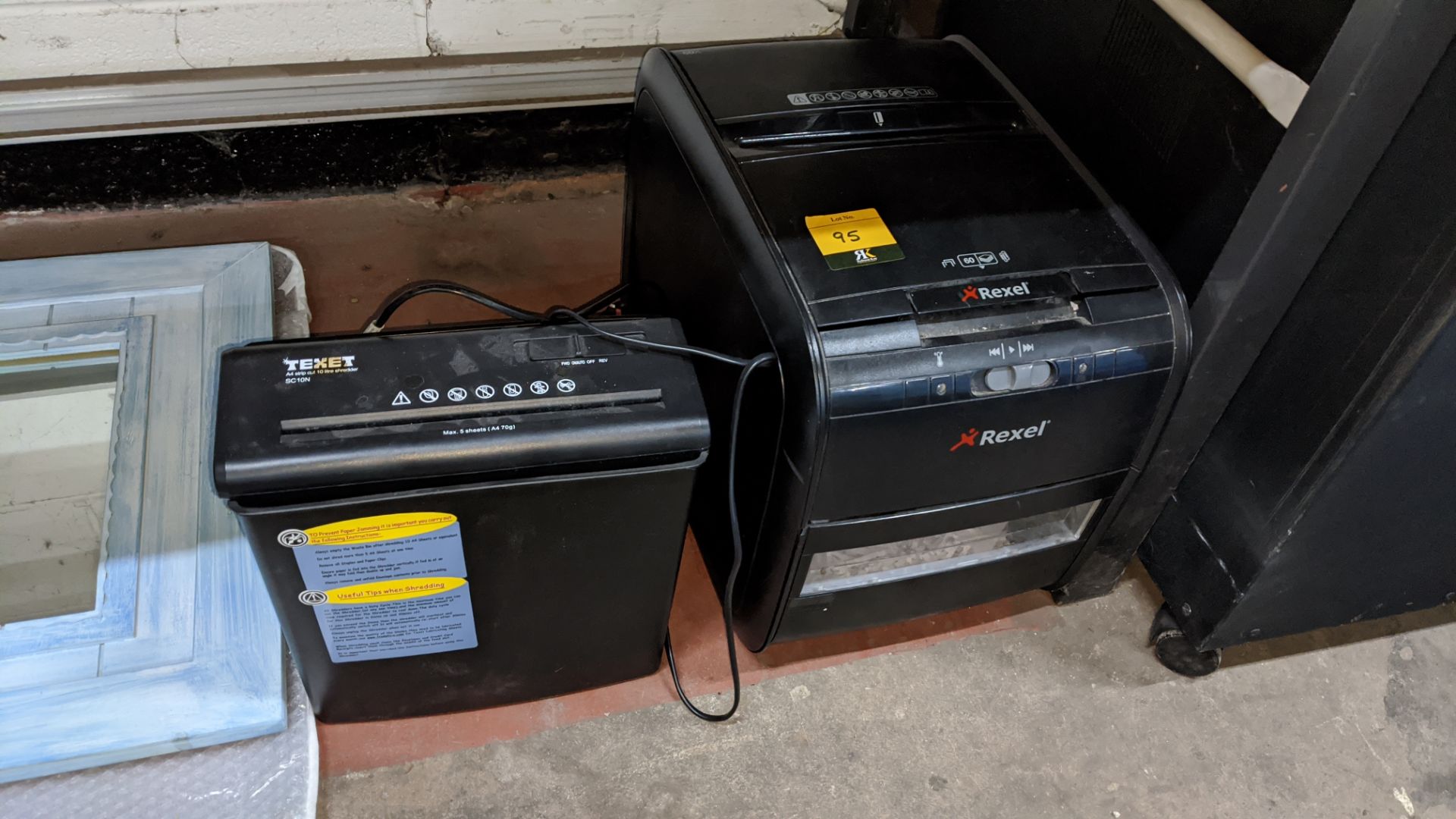 Pair of compact office shredders comprising Rexel model 60X & Texet model SC10N. Lots 77 - 97 - Bild 2 aus 4