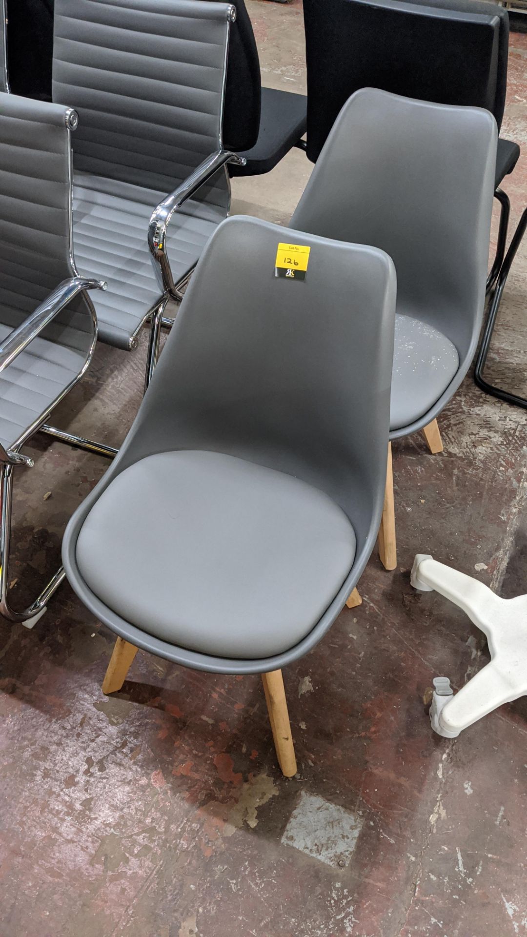 Pair of matching modern chairs in pale grey on wooden legs. This is one of a small number of lots - Bild 2 aus 4