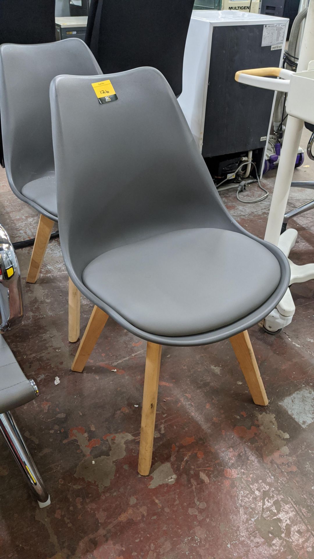 Pair of matching modern chairs in pale grey on wooden legs. This is one of a small number of lots - Bild 3 aus 4