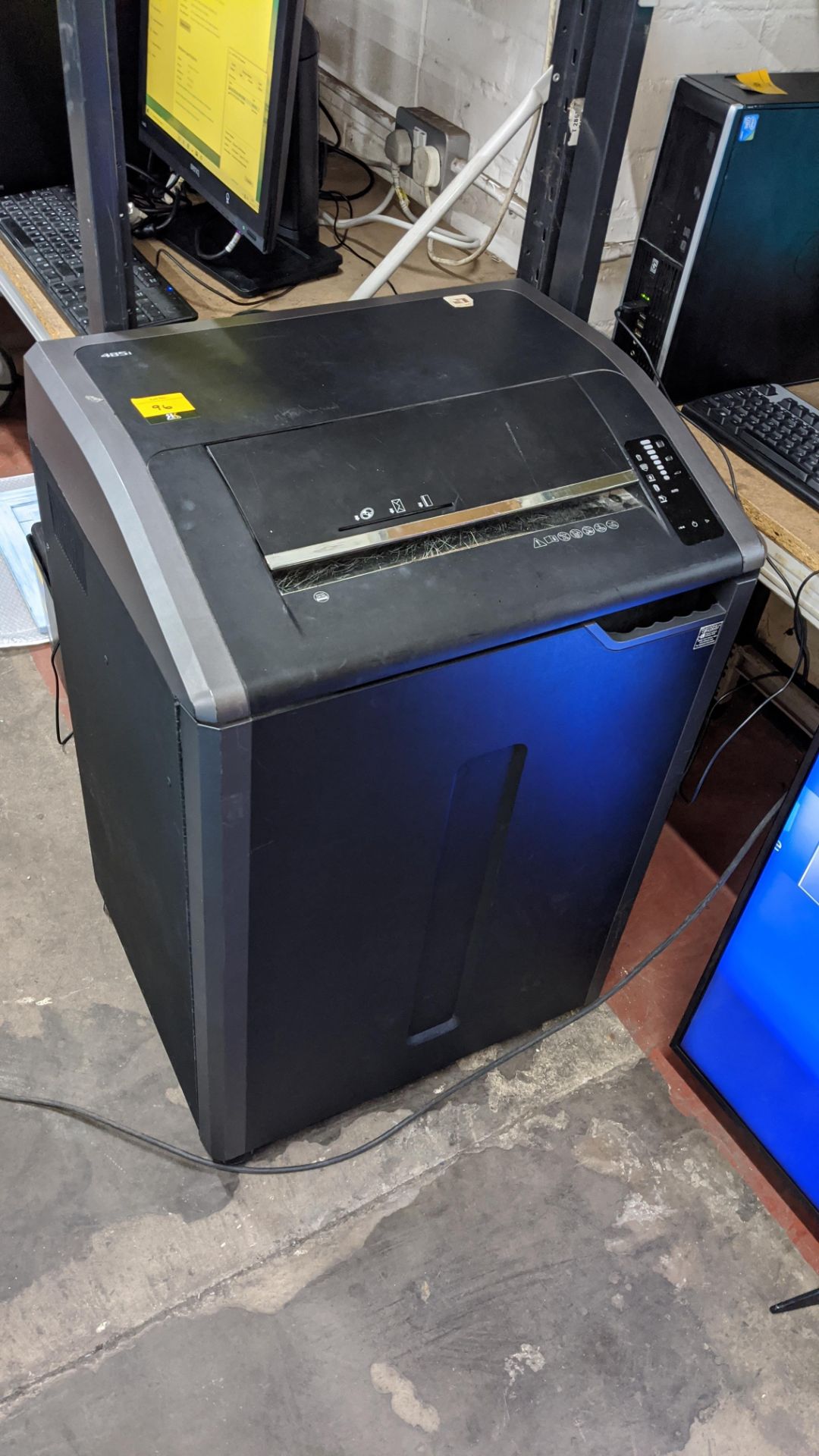 Fellowes very large floorstanding shredder model 485I. Lots 77 - 97 consist of IT equipment and - Bild 2 aus 4