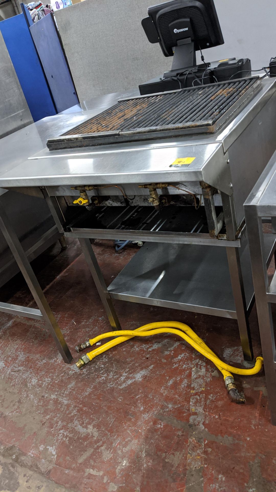 Stainless steel char grill with dedicated stand, includes gas pipe. Lots 808 - 812 are understood to - Bild 4 aus 6