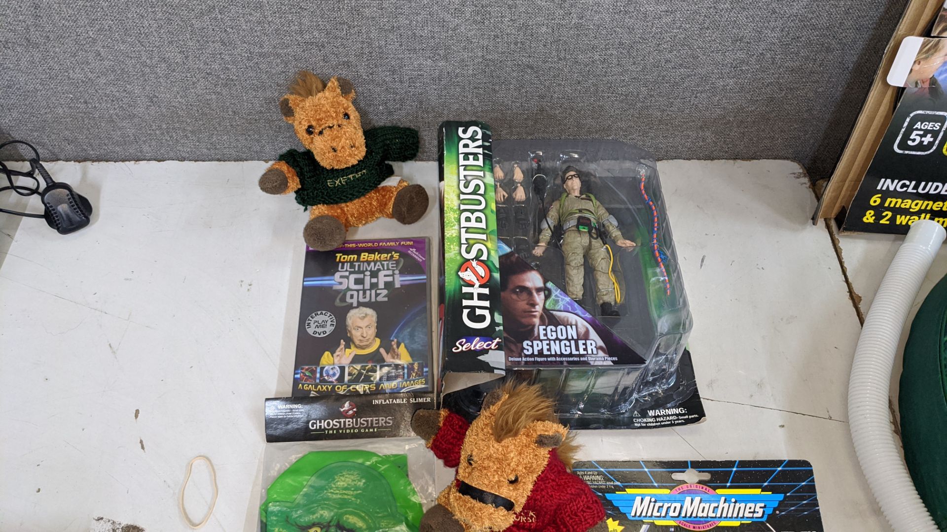 Mixed toy lot comprising Star Trek & Star Wars figures plus micro machines, soft toys & more. This - Bild 5 aus 5