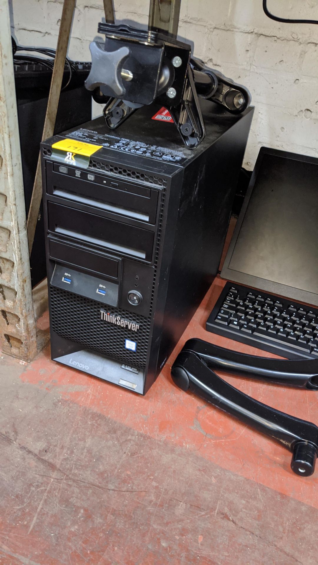 Lenovo Think Server TS150 including keyboard, 2 off monitors & monitor stand . This is one a - Image 5 of 6