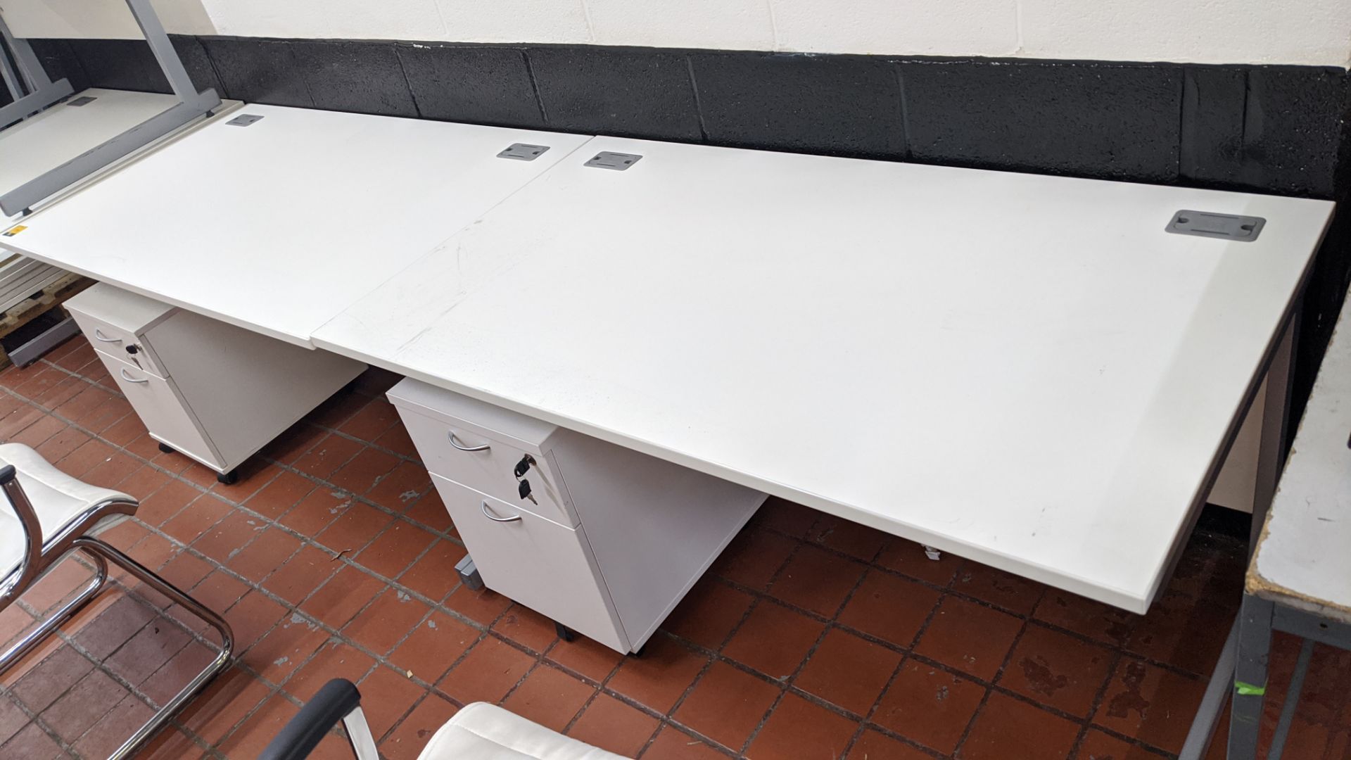 2 off white desks on silver grey metal frames, each desk being 1400mm wide & 800mm deep. Cable - Bild 3 aus 4