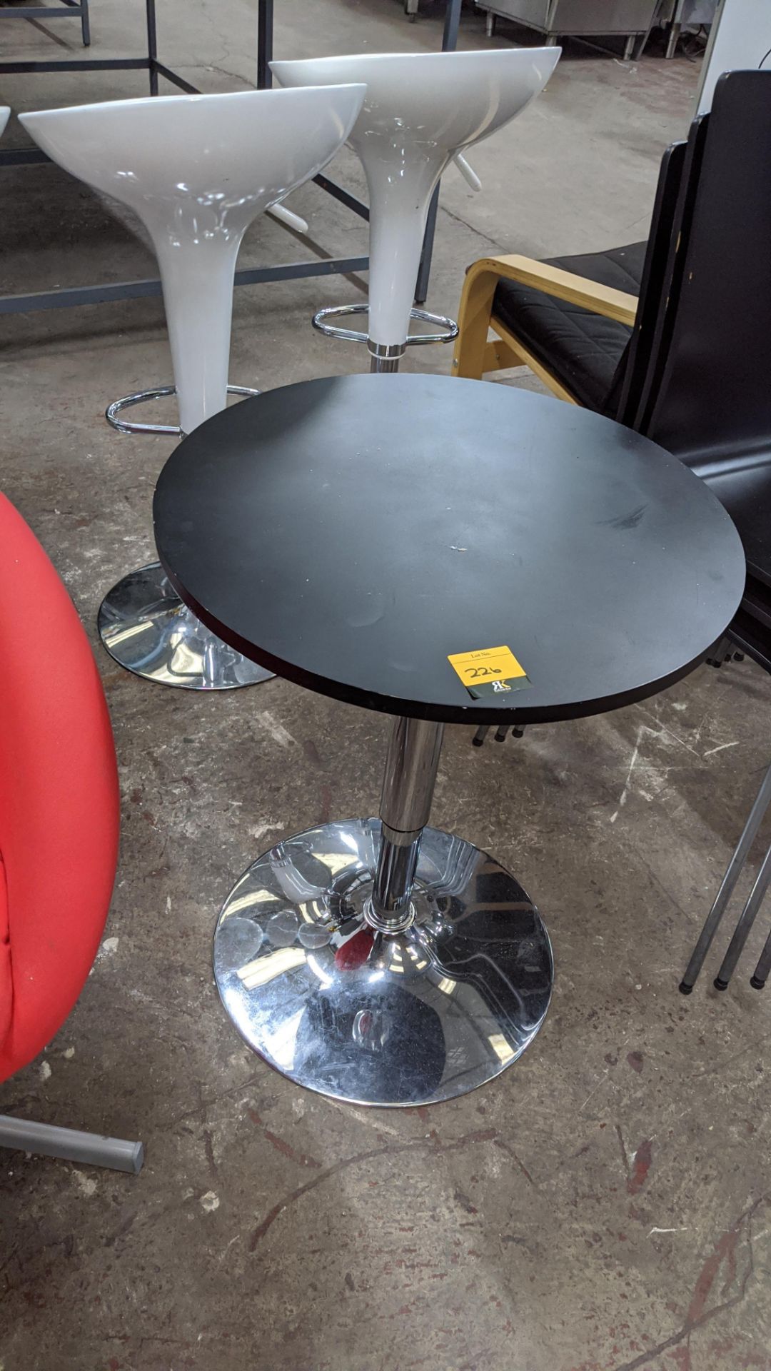 Small black round table on chrome single pedestal base, diameter of top circa 530mm. This is one - Bild 3 aus 4