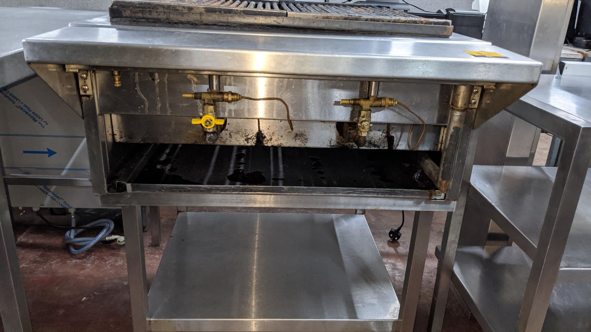 Stainless steel char grill with dedicated stand, includes gas pipe. Lots 808 - 812 are understood to - Bild 2 aus 6