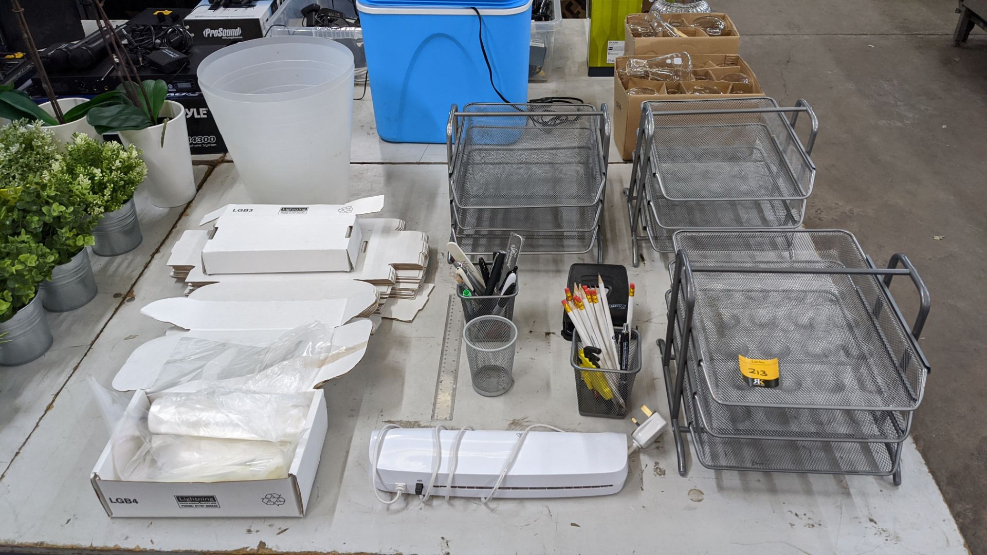 Quantity of silver grey metal filing trays & pen tidies plus small laminator & other office items, - Bild 2 aus 5