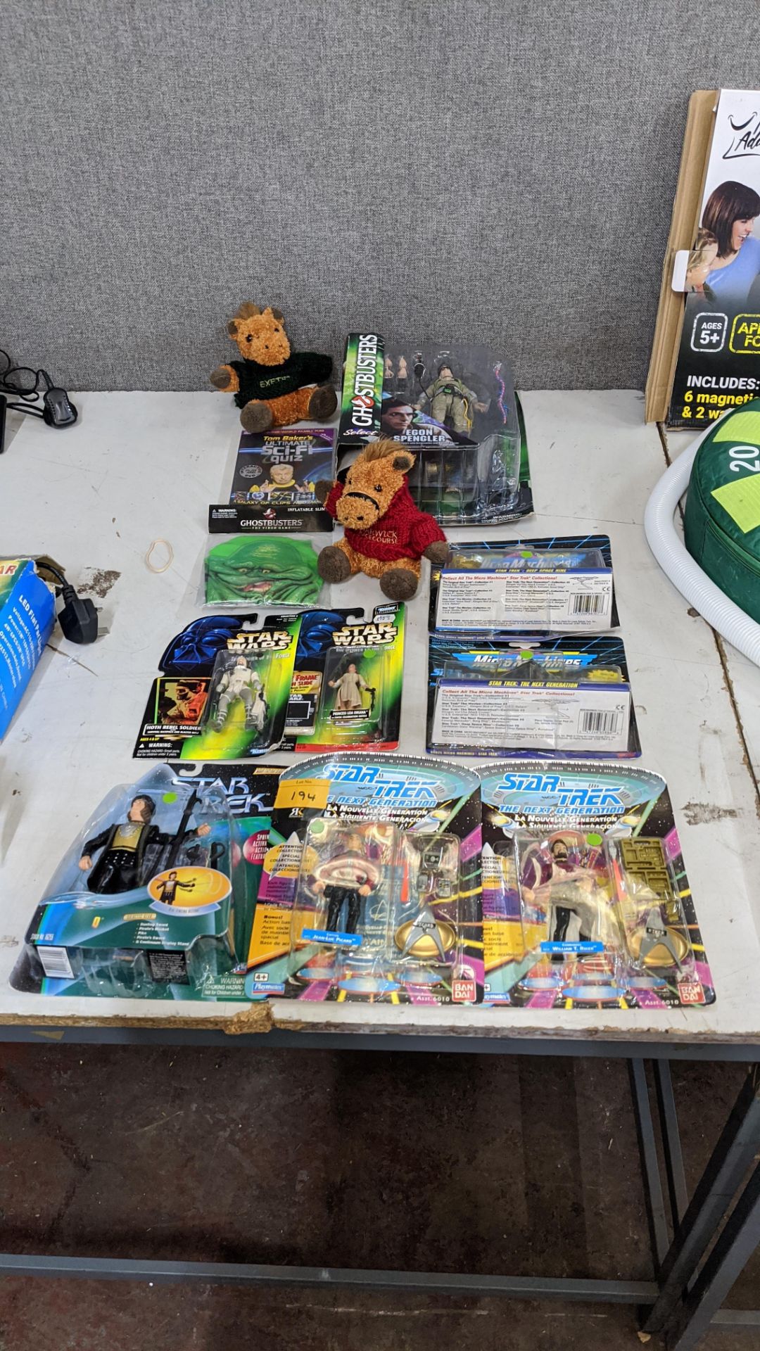 Mixed toy lot comprising Star Trek & Star Wars figures plus micro machines, soft toys & more. This - Bild 2 aus 5