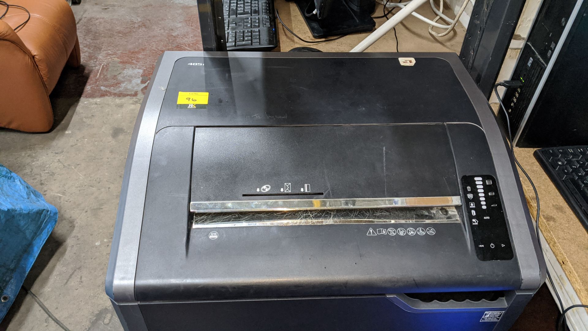 Fellowes very large floorstanding shredder model 485I. Lots 77 - 97 consist of IT equipment and - Bild 3 aus 4