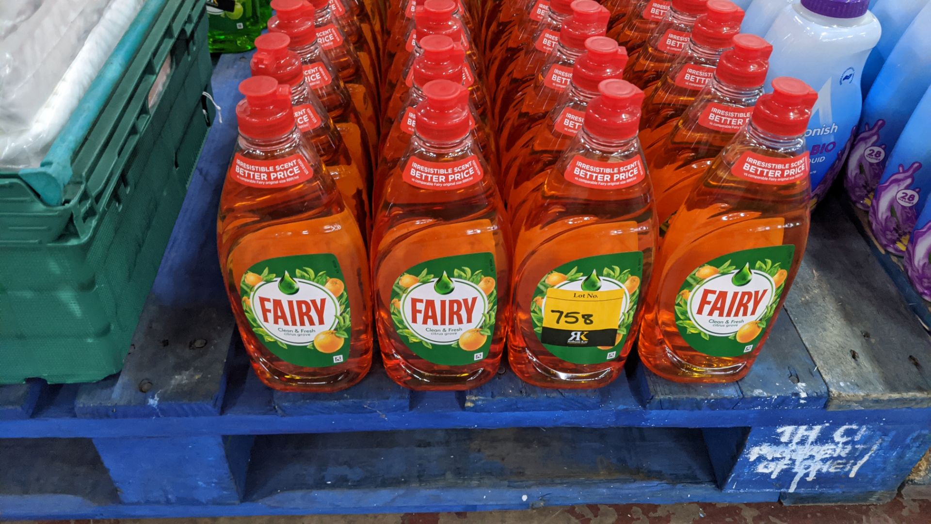 32 off 520ml bottles of Fairy Clean n Fresh Citrus Grove washing up liquid. IMPORTANT – DO NOT BID - Image 2 of 2