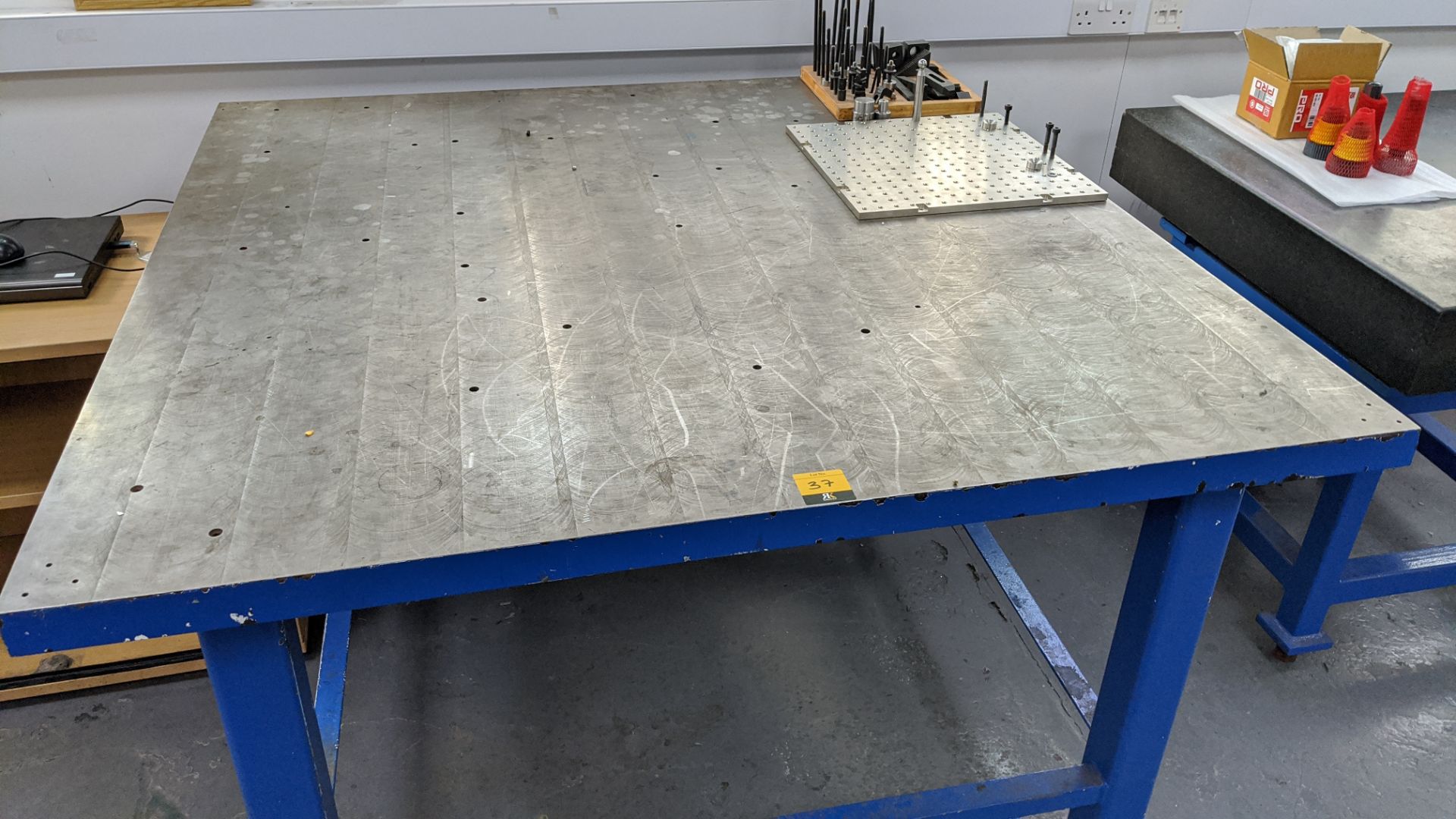 Heavy-duty metal inspection table with top measuring approx. 1377mm x 1377mm, including ancillary - Image 4 of 7