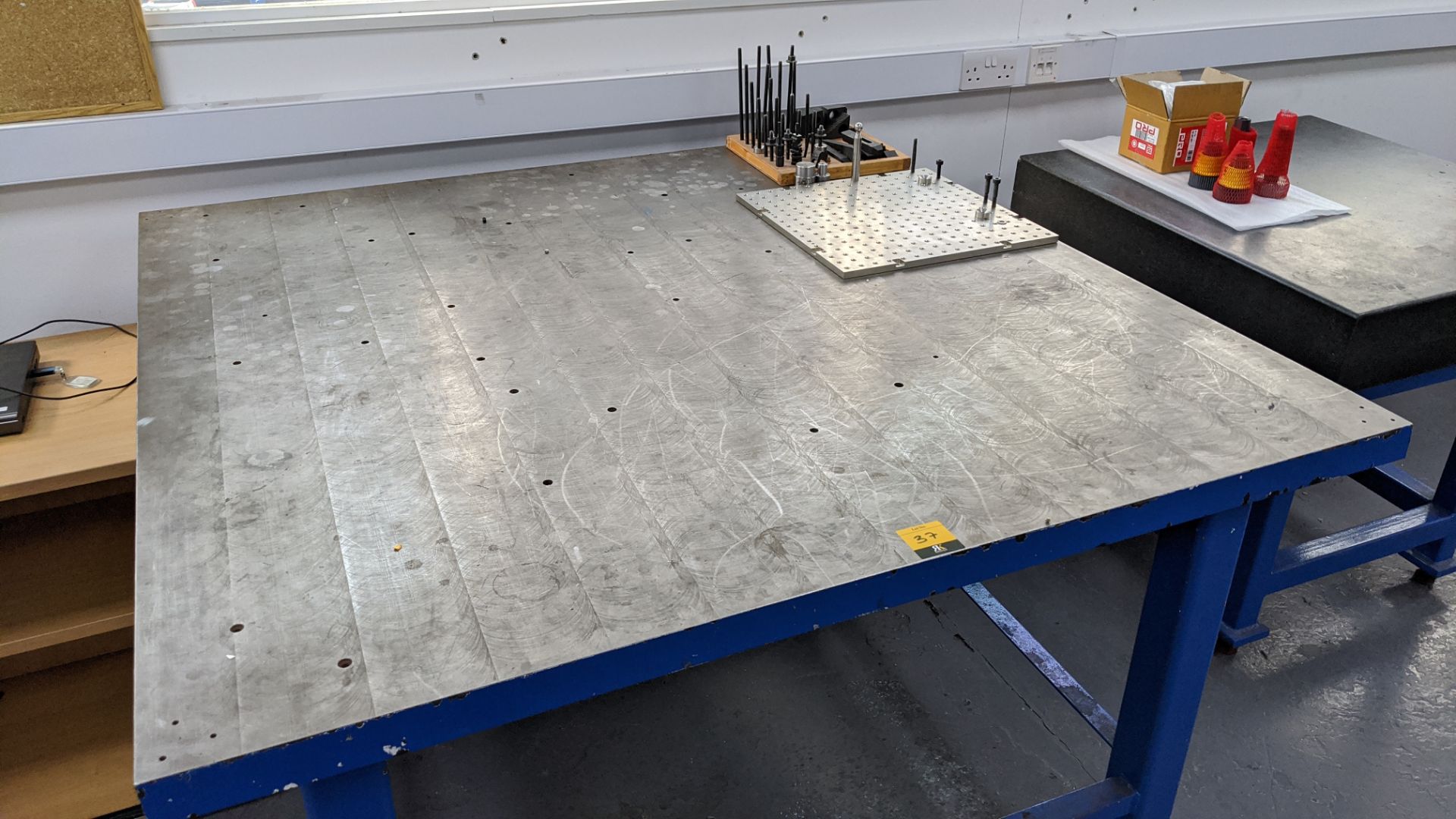 Heavy-duty metal inspection table with top measuring approx. 1377mm x 1377mm, including ancillary - Image 5 of 7