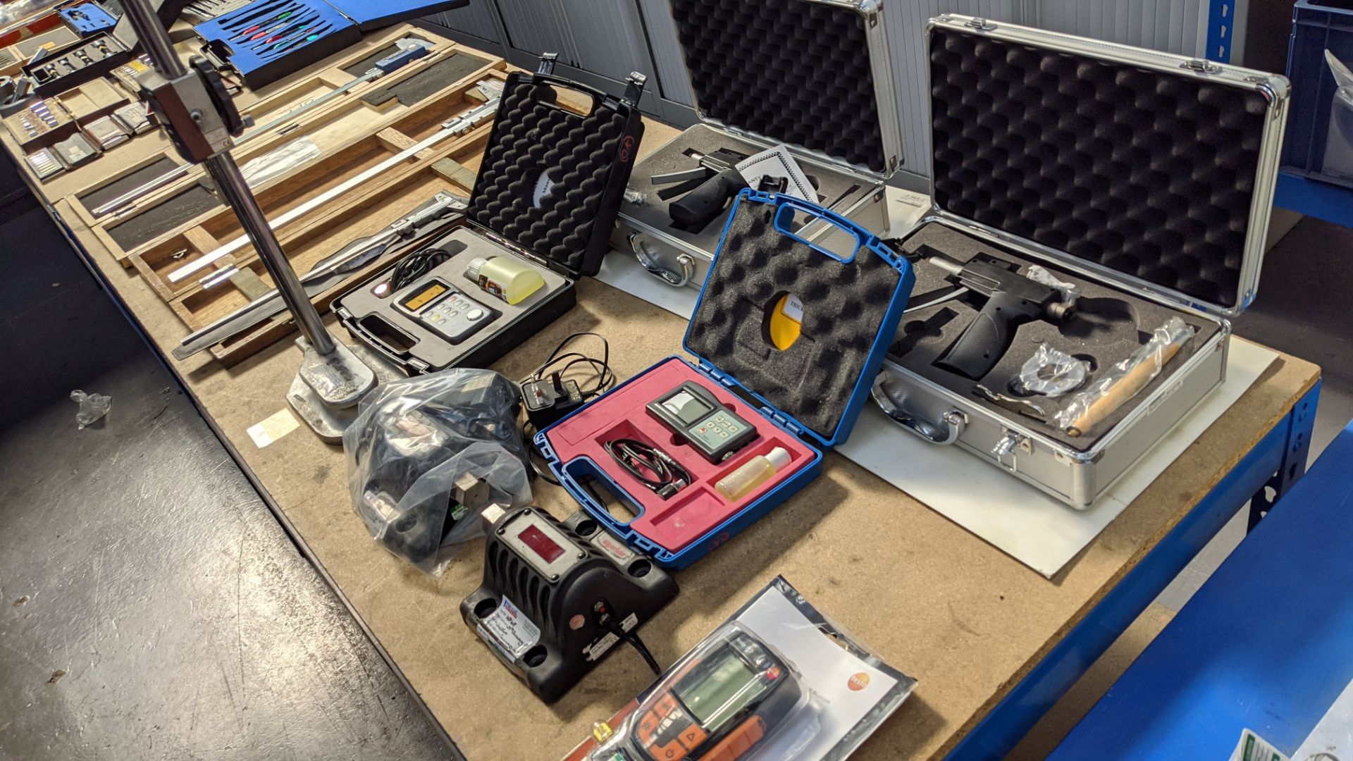 Contents of a table of assorted digital & mechanical callipers, height gauge, pistol grip bore - Image 14 of 14