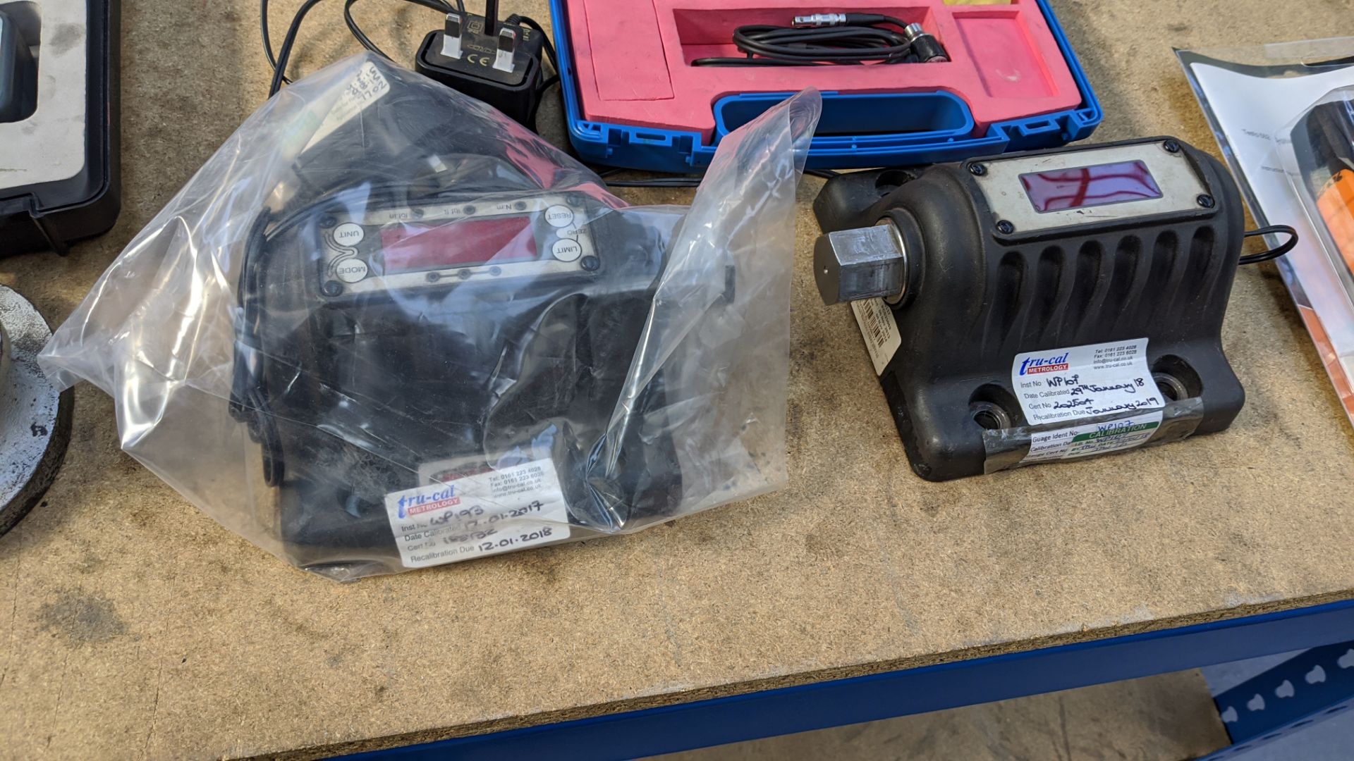 Contents of a table of assorted digital & mechanical callipers, height gauge, pistol grip bore - Image 8 of 14