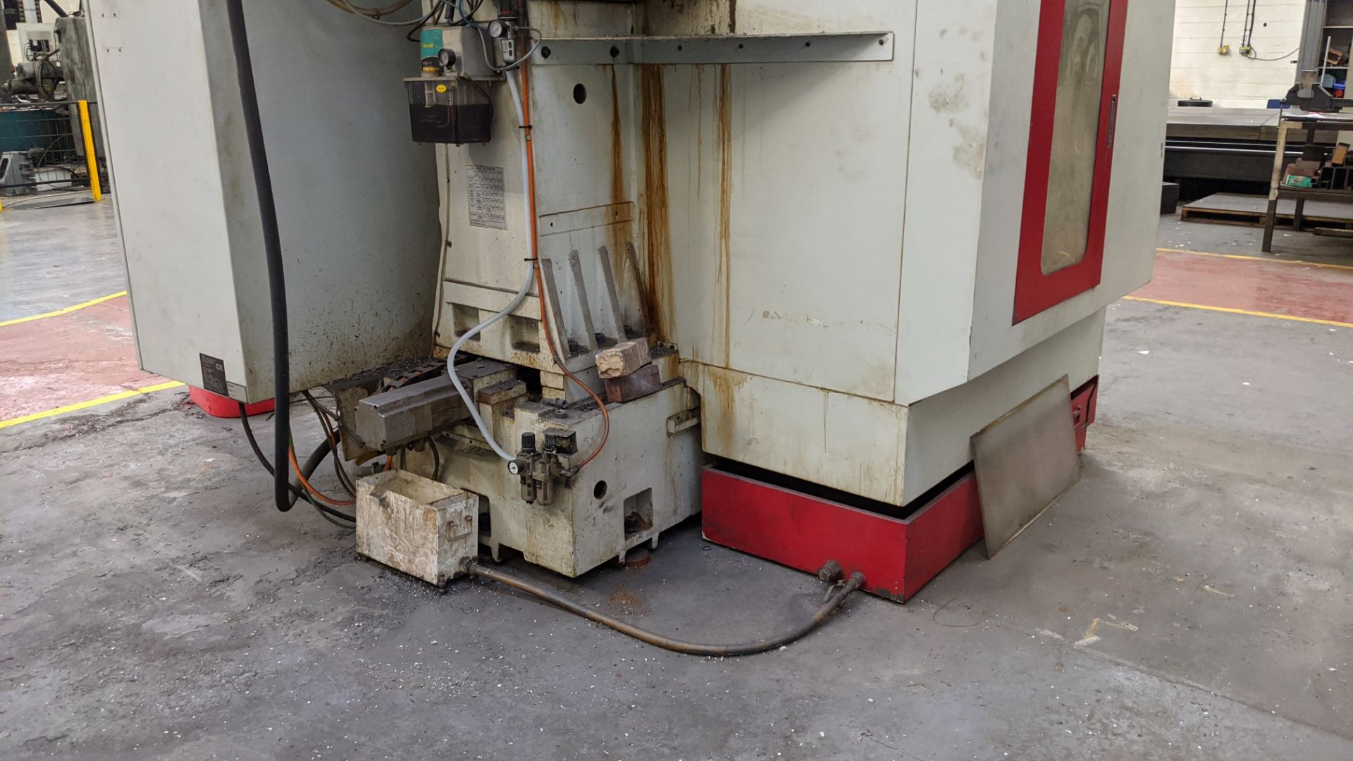 2001 XYZ model VC-810 machining centre, serial no. V0012471. This lot includes swing-out Siemens - Image 9 of 17