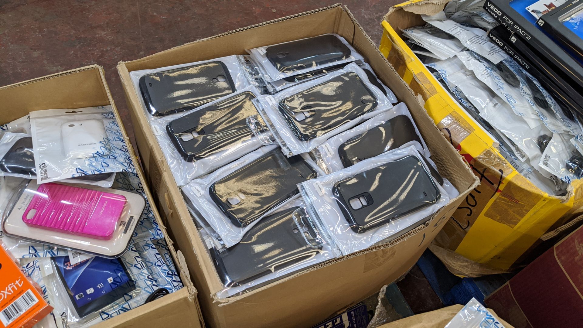 Large quantity of mobile phone & tablet accessories - Image 6 of 35